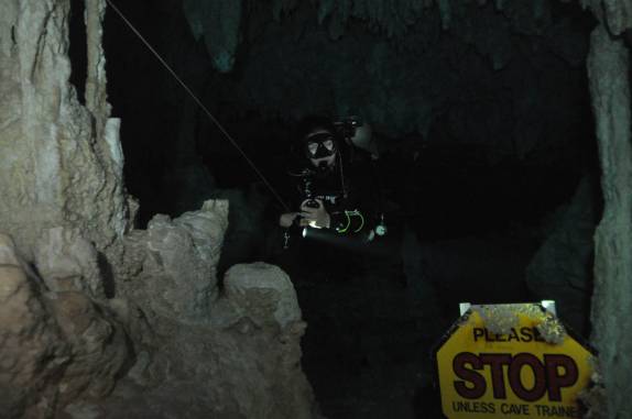 Recolhendo a corda no final de mergulho no Gran Cenote, na região de Tulum, no Yucatán, sul do México (foto de Luis Leal)